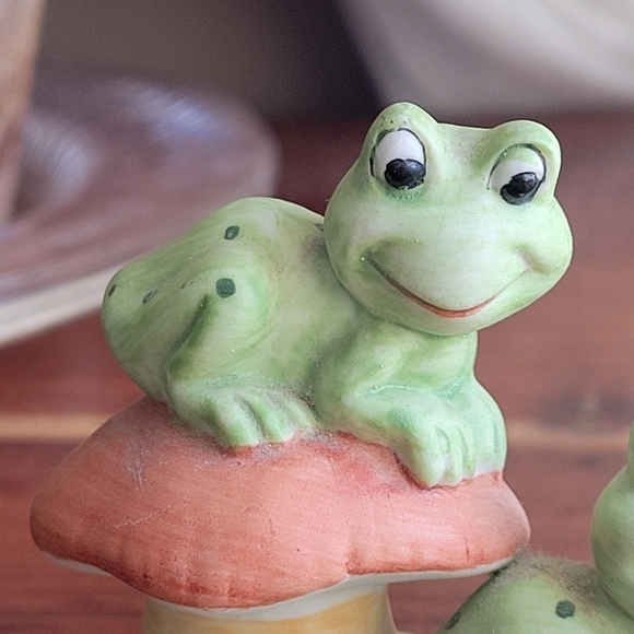 Vintage Lefton Hand Painted Miniature Frogs Figurine Mushroom Original Sticker - Picture 5 of 9